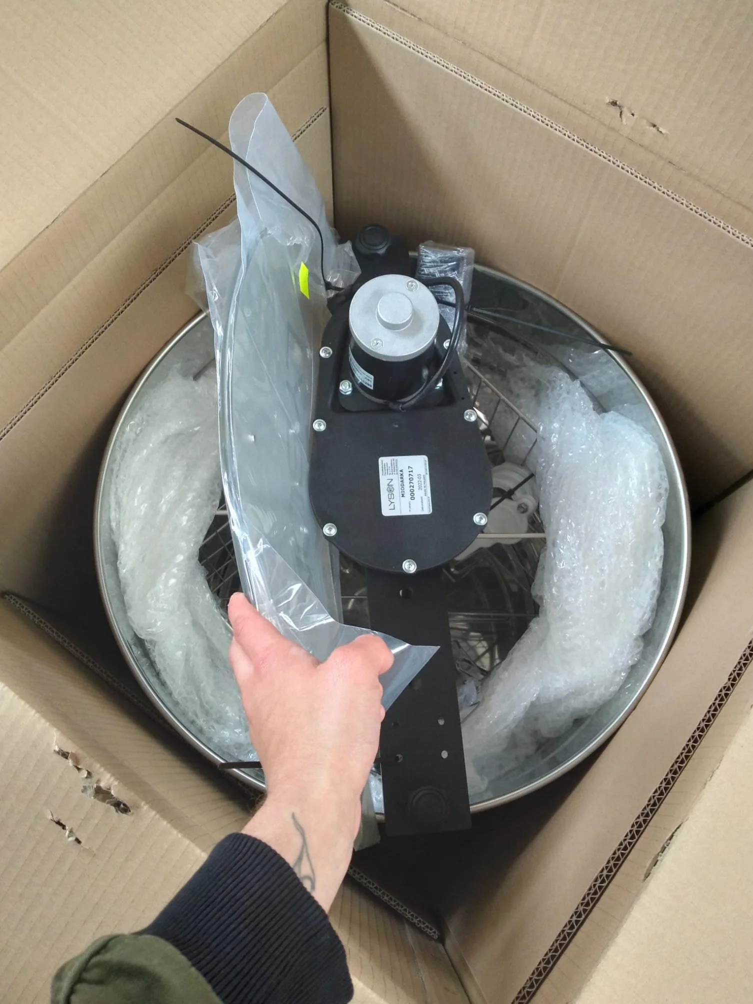 LYSON Miodarka 4-plastrowa diagonalna elektryczna 230V Ø600 kosz uniwersalny – BASIC LINE 6/4"napęd ręczny blacha nierdzewna kwasoodporna silnik 24V/120W zasilanie 230V