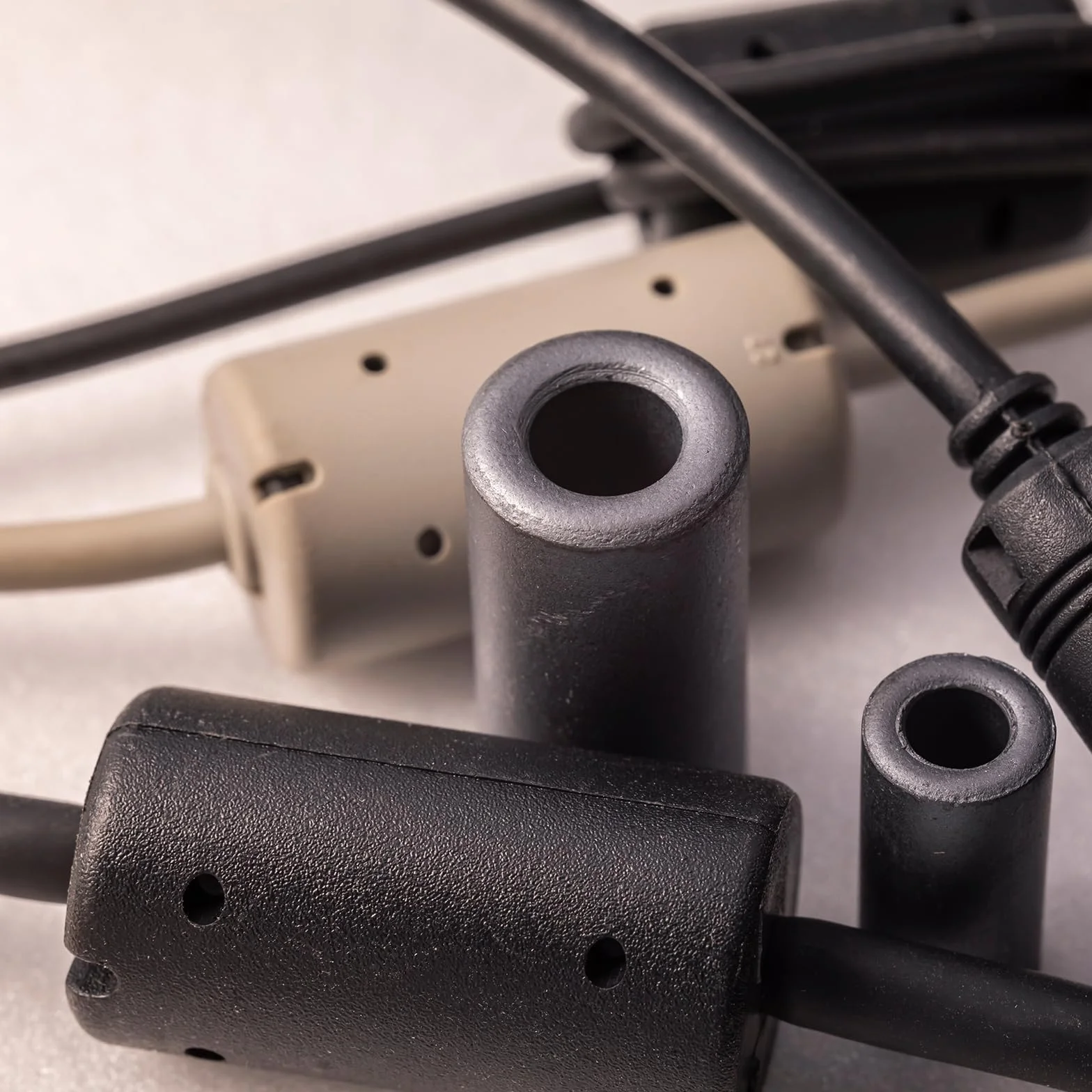 QUARKZMAN 6 Sztuk Ferrytowy Pierścień Filtra Rdzeń RFI EMI Tłumienie Szumów Zacisk Do Kabel ID 11mm 0.43 Cal Z Uszy Dla Urządzeń Elektronicznych Przemysł Czarny/Szary
